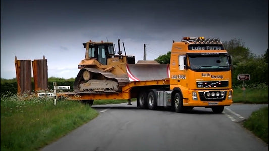 KEEP 'ER LIT - Luke Furse , Transporting CAT dozer with Volvo FH16 660